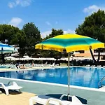 Poolside Bliss - Beahost