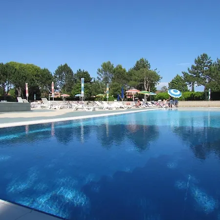 Flat And Poolside Bliss - Beahost *
